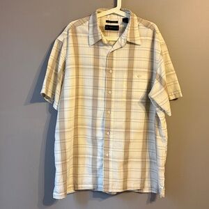 Two R&R Casual-Men’s SS button down SS Shirt. Tan/Black. Size XL